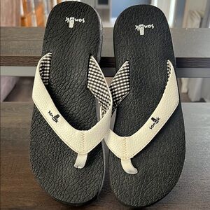 Sanuk SIZE 8 Black and White Flip Flops